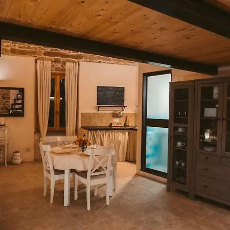 Hillary S Loft Charming Stone In Old Town 아파트