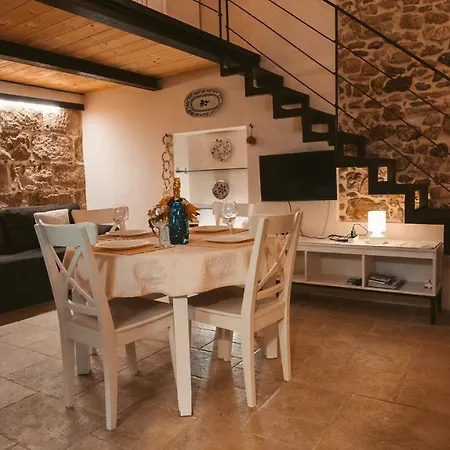 아파트 Hillary S Loft Charming Stone In Old Town