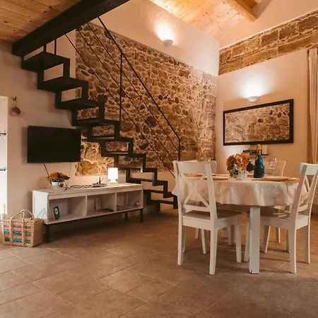 Hillary S Loft Charming Stone In Old Town 알게로