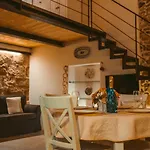 Hillary S Loft Charming Stone In Old Town Apartman