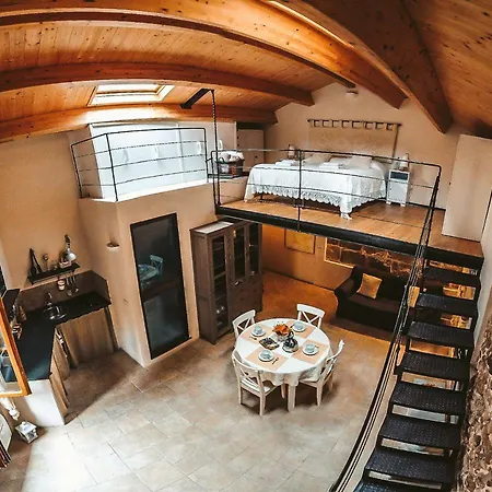 Hillary S Loft Charming Stone In Old Town Apartman